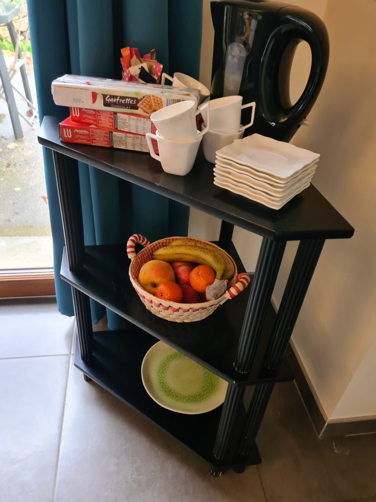 Petite desserte avec des fruits et tasses pour une collation