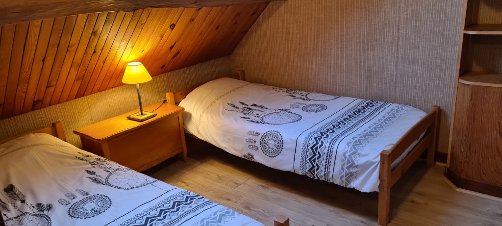 Chambre avec deux lits simples