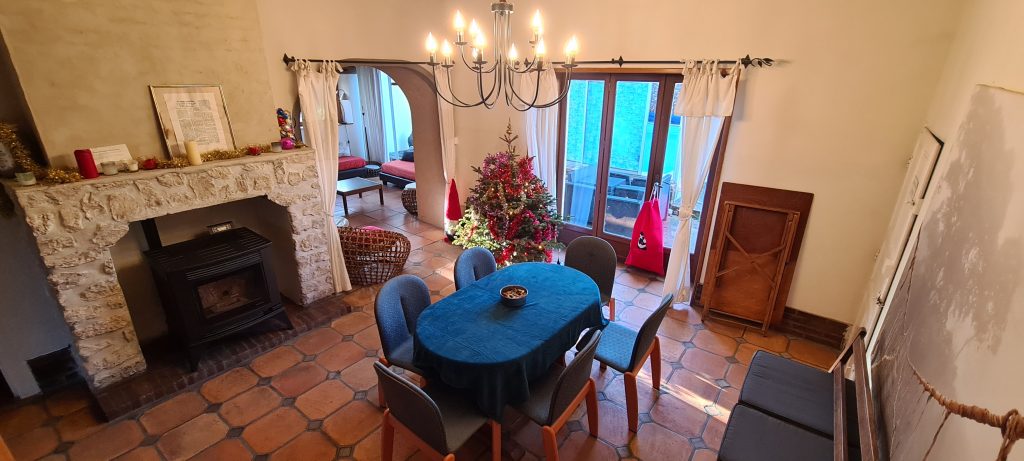 Petit salon avec table et cheminée