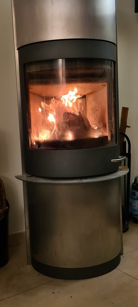 Poêle à bois allumé